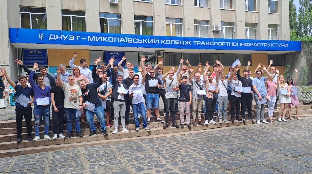 Вітаємо з довгоочікуваною подією – отриманням диплома!!!